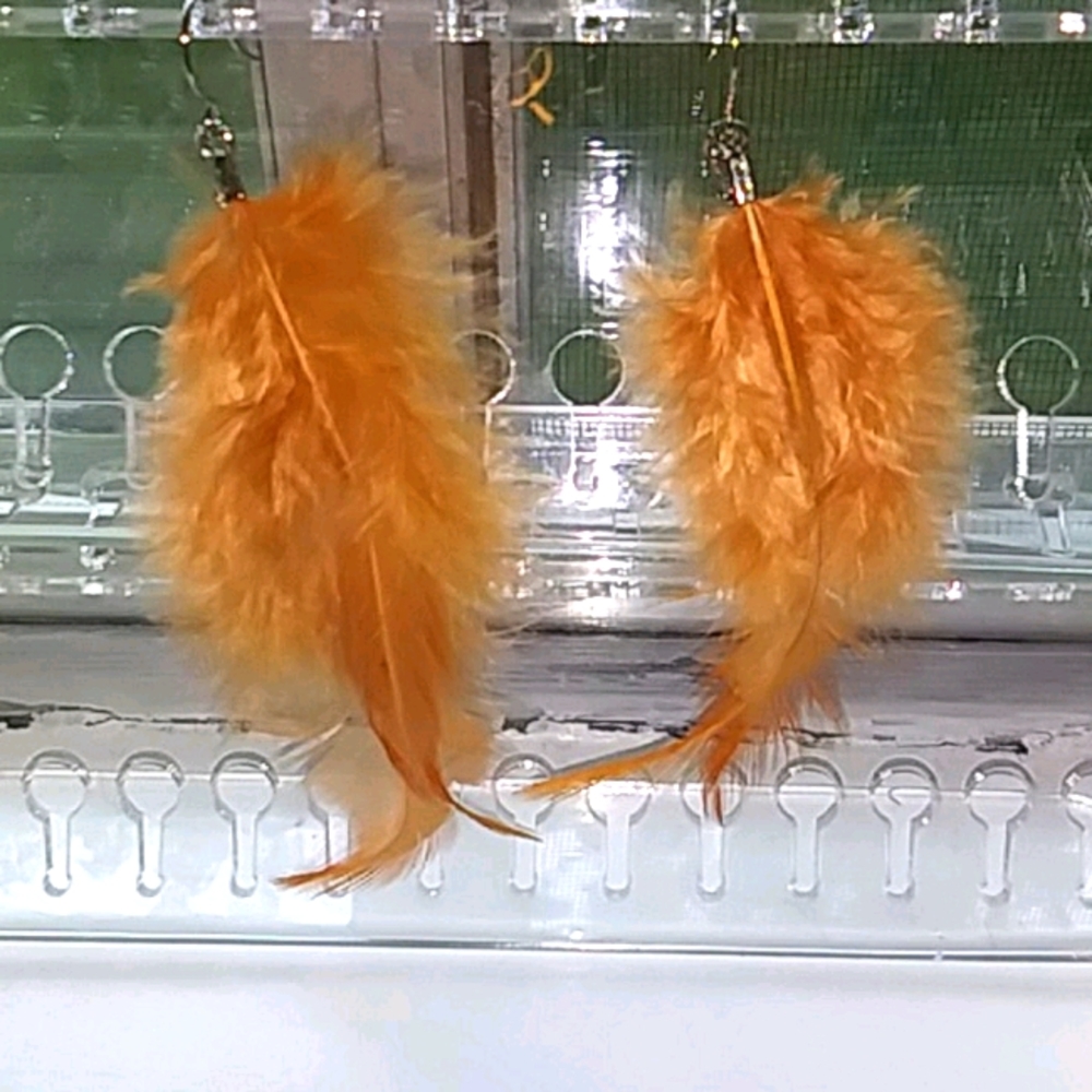 Copper feather dangle earrings! 🌞🐥🕊